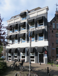 833664 Gezicht op de voorgevel van het pand Schoolplein 7 te Utrecht, met op de gevel de geschilderde tekst 'ORGELS ...